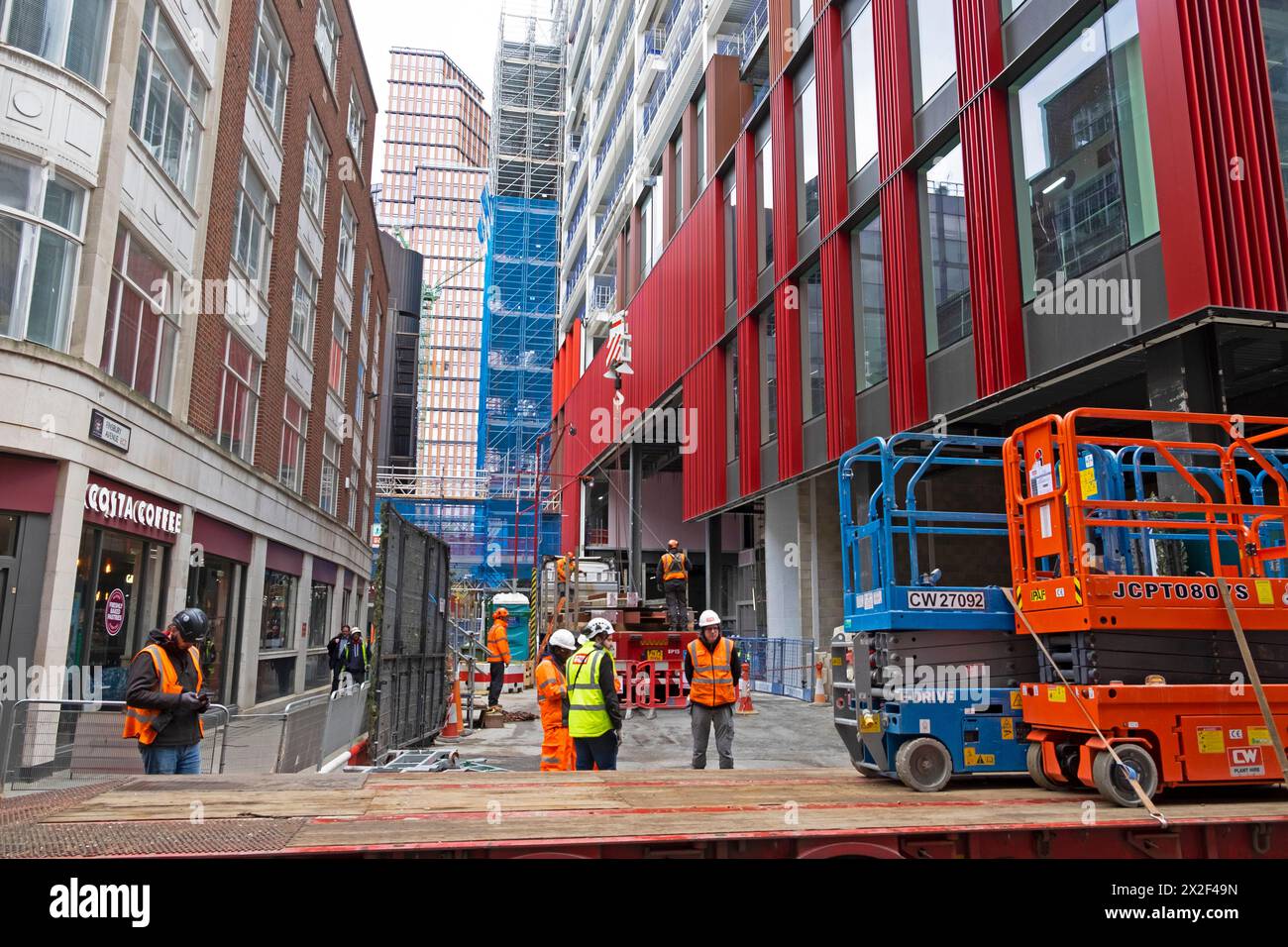 Blick auf 1 Broadgate neue Baustelle im Bau von Eldon St Cranes Gerüstarbeiter Working City of London EC2 England UK KATHY DEWITT Stockfoto