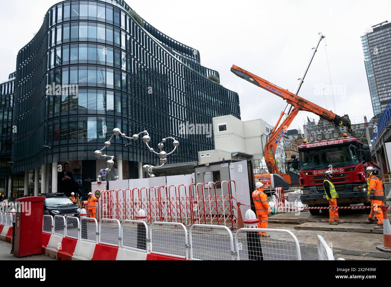 Ansicht des neuen Gebäudes und der Baustellen in der Liverpool Street von 100, Baustellenarbeiter auf der Straße vor dem Eingang der Elizabeth Line London EC2 UK KATHY DEWITT Stockfoto