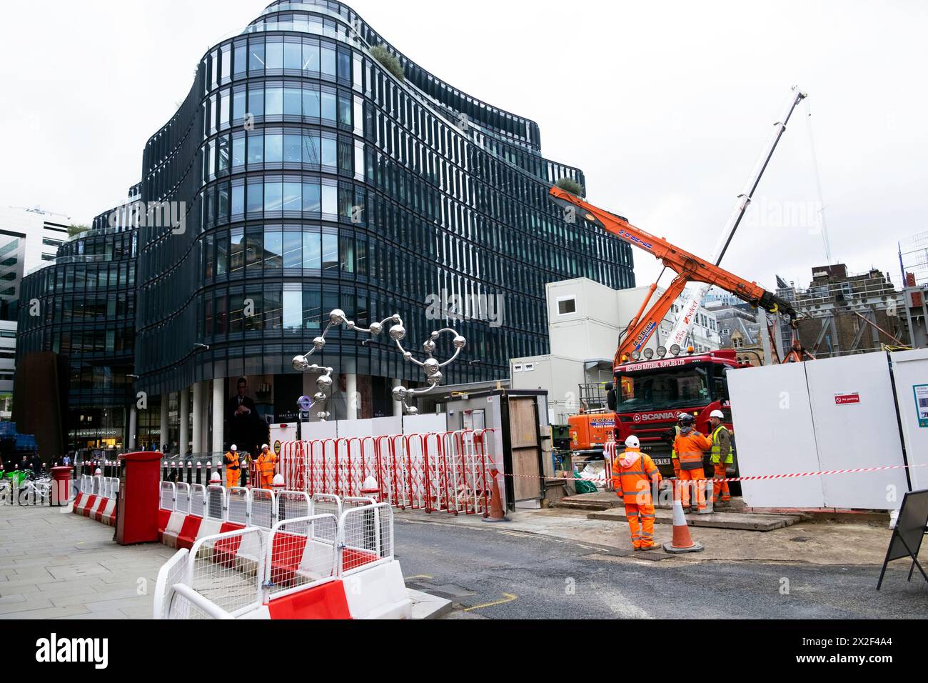 Ansicht des neuen Gebäudes und der Baustellen in der Liverpool Street von 100, Baustellenarbeiter auf der Straße vor dem Eingang der Elizabeth Line London EC2 UK KATHY DEWITT Stockfoto