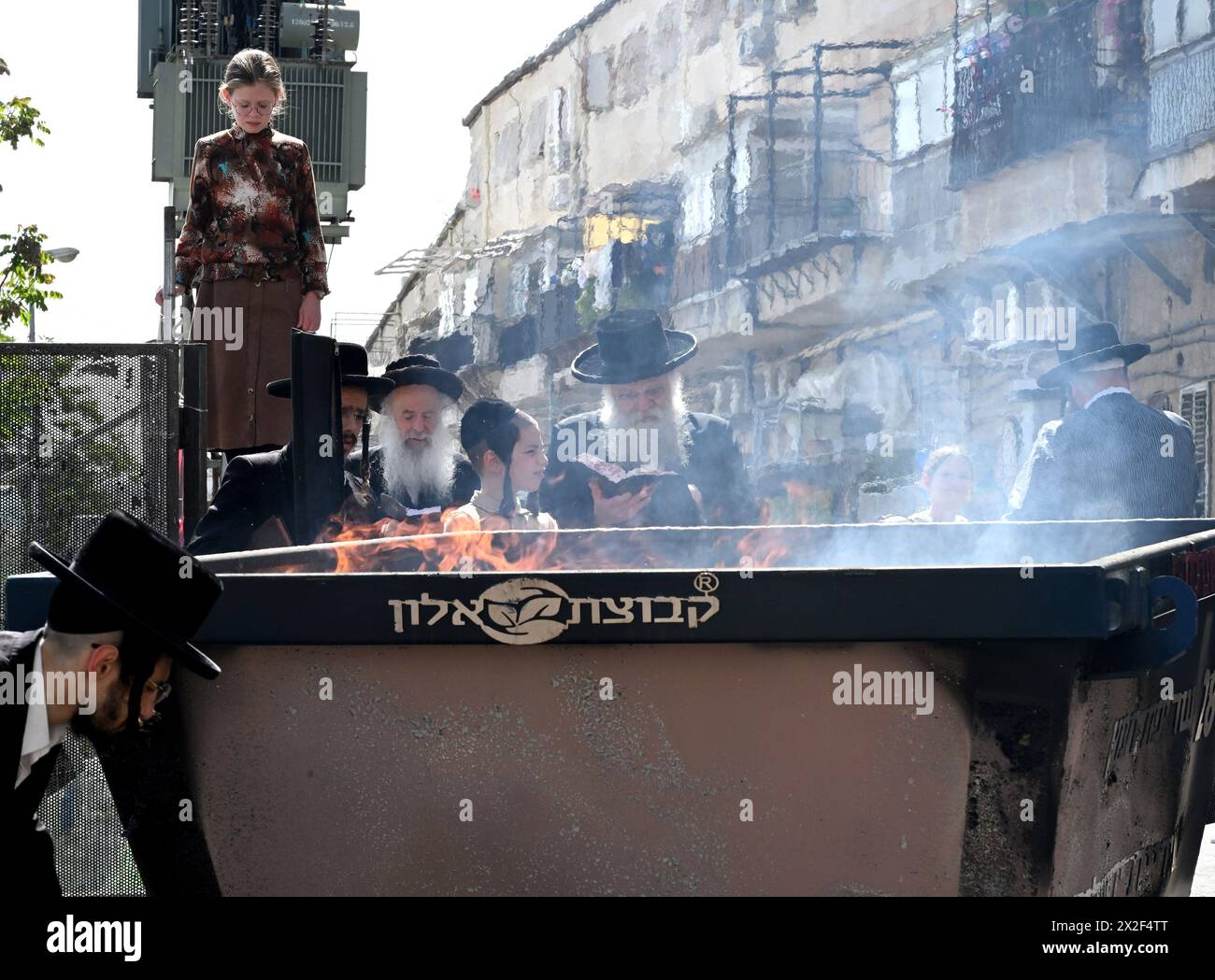 Jerusalem, Israel. April 2024. Ultra-orthodoxe Juden verbrennen gesäuerte Gegenstände vor dem Sonnenuntergang des jüdischen Passahfestes in MEA Shearim in Jerusalem am Montag, den 22. April 2024. Alle gesäuerten Speisen, wie Brot, sind während des einwöchigen Urlaubs, der an die Abreise der Israeliten aus Ägypten erinnert, verboten. Foto: Debbie Hill/ Credit: UPI/Alamy Live News Stockfoto