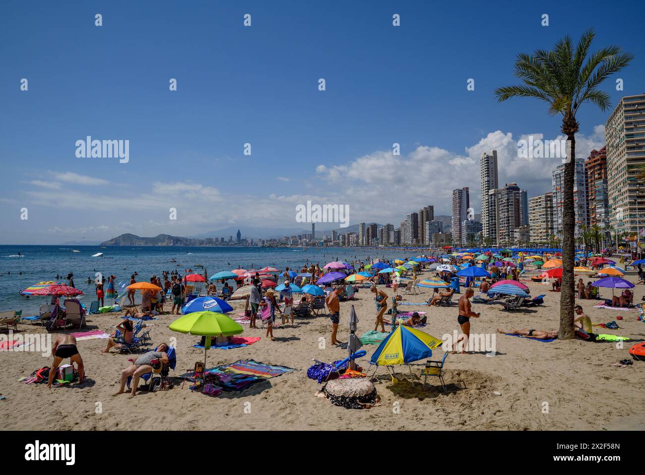 Geografie / Reise, Spanien, Valencia, Alicante, Touristen an der playa Levante, Benidorm, ADDITIONAL-RIGHTS-CLEARANCE-INFO-NOT-AVAILABLE Stockfoto