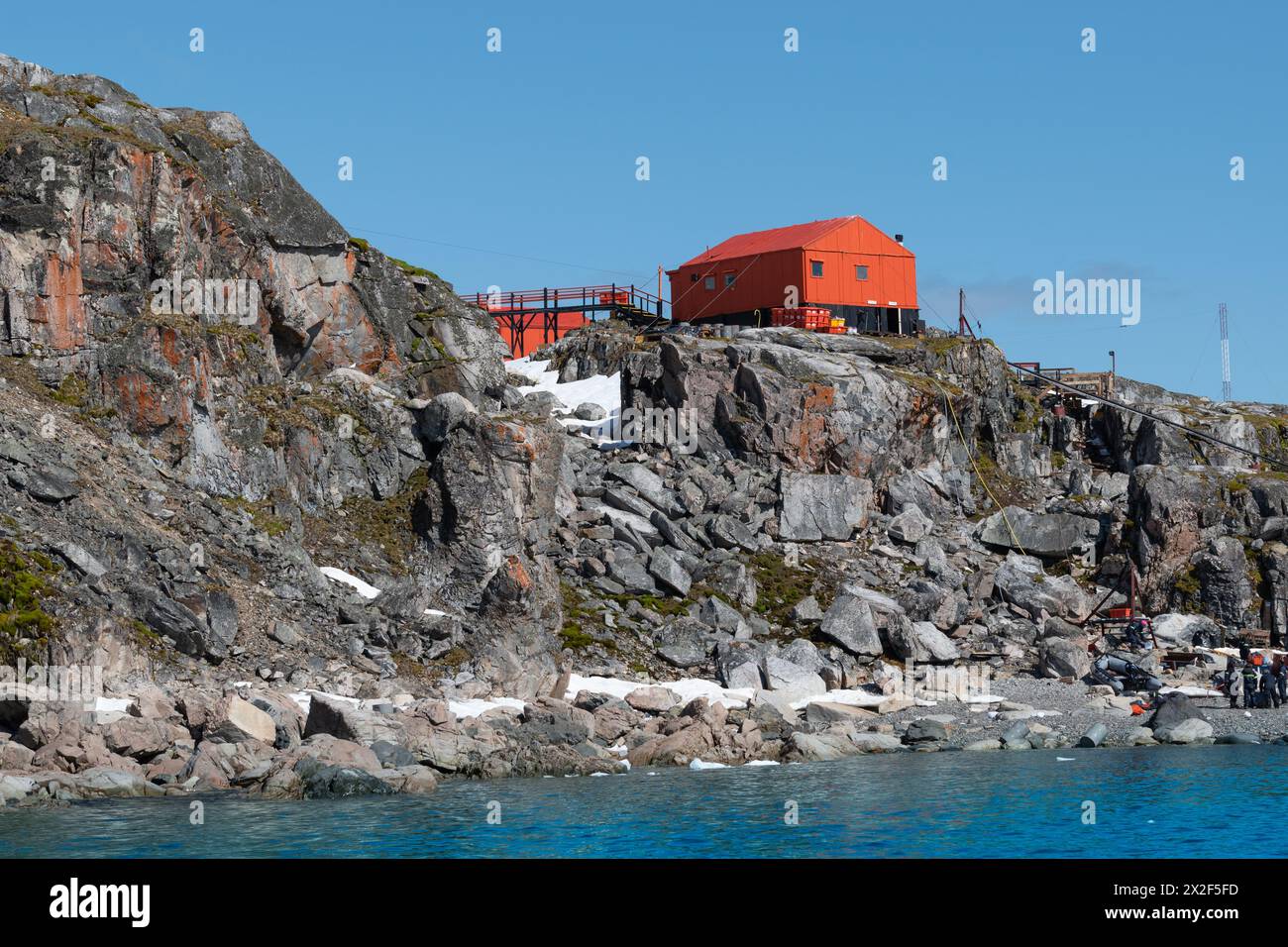 Cierva Cove Forschungsbasis auf den Felsen, Antarktis. Stockfoto