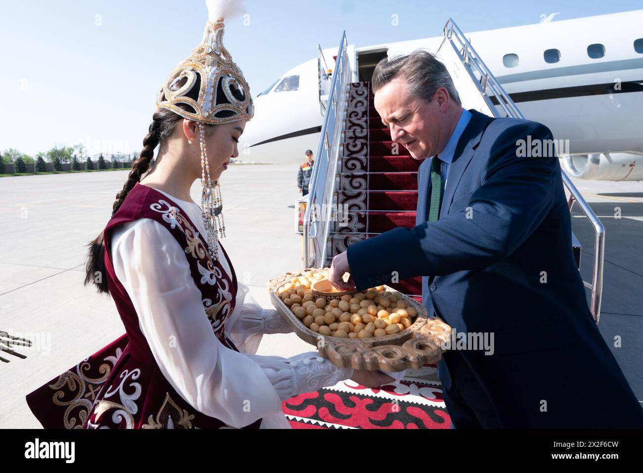 Außenminister David Cameron kommt während seiner fünftägigen Reise durch Zentralasien in Bischkek in Kirgisistan an. Bilddatum: Montag, 22. April 2024. Stockfoto