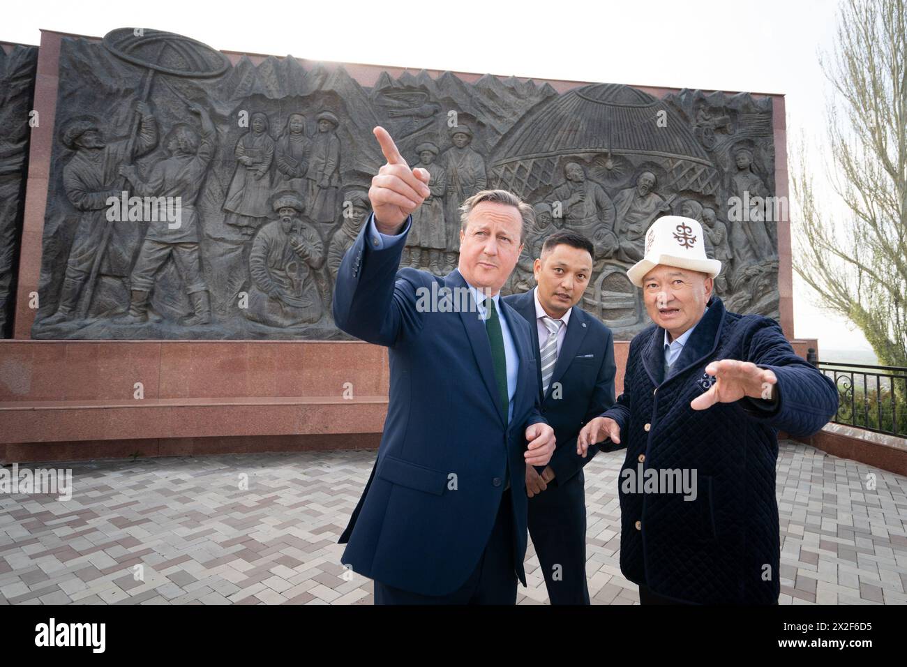 Außenminister David Cameron besucht während seiner fünftägigen Reise durch Zentralasien das ATA Beyit-Denkmal für die Opfer der russischen Aggression in Bischkek in Kirgisistan. Bilddatum: Montag, 22. April 2024. Stockfoto