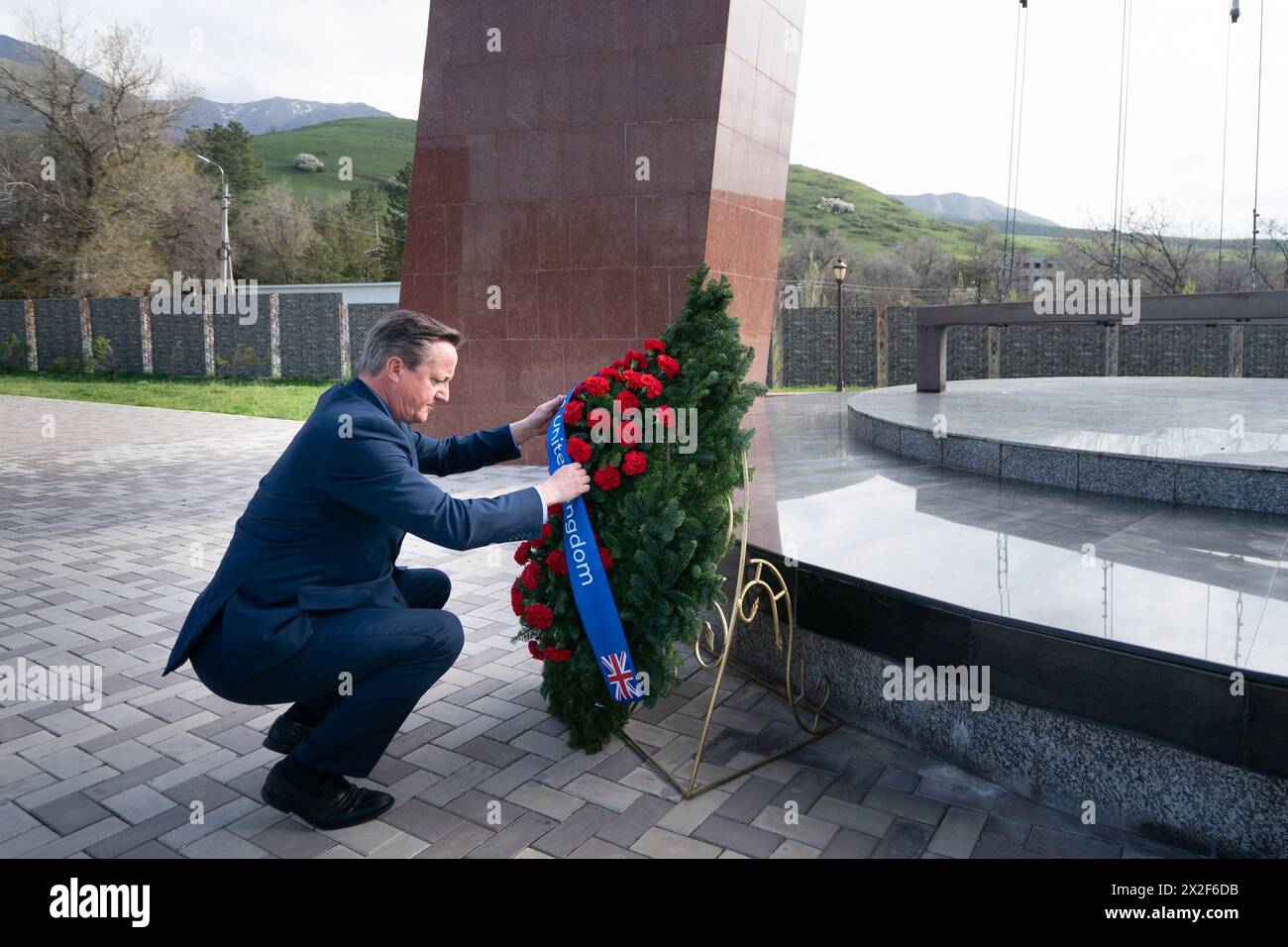 Außenminister David Cameron besucht während seiner fünftägigen Reise durch Zentralasien das ATA Beyit-Denkmal für die Opfer der russischen Aggression in Bischkek in Kirgisistan. Bilddatum: Montag, 22. April 2024. Stockfoto