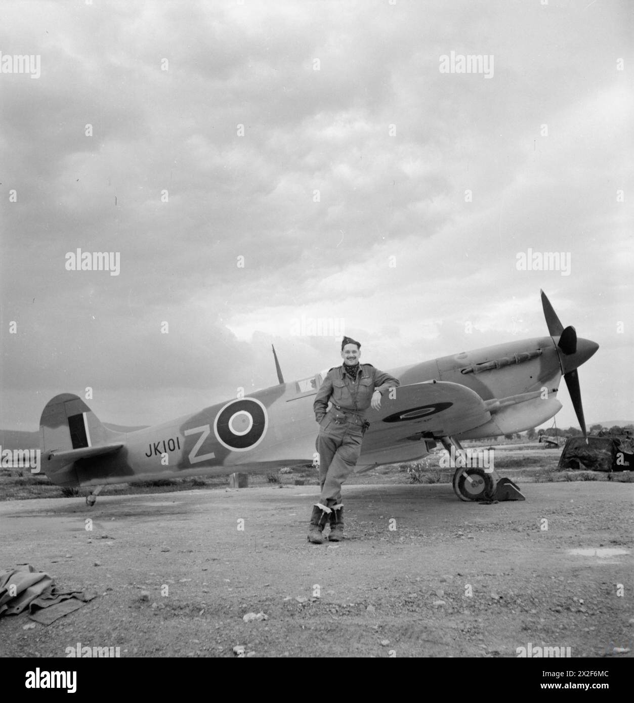 ROYAL AIR FORCE OPERATIONEN IM NAHEN OSTEN UND NORDAFRIKA, 1939-1943. - Geschwaderführer M Rook, Befehlshaber der No. 43 Squadron RAF und als der höchste Pilot der RAF zu dieser Zeit, posiert mit seinem neuen Supermarine Spitfire Mark VC, JK101 'FT-Z', in Jemappes, Algerien Royal Air Force, Royal Air Force Regiment, Sqdn, 43 Stockfoto
