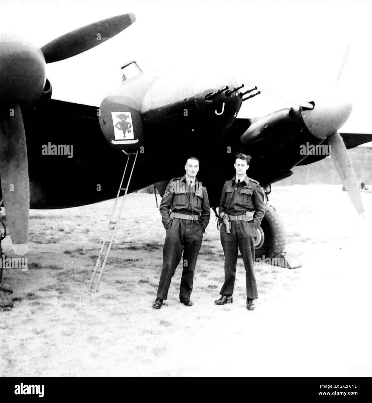 Die Royal Air Force verteidigte das Vereinigte Königreich während des Zweiten Weltkriegs, insbesondere in der Schlacht um Großbritannien, wo es Angriffe der deutschen Luftwaffe abwehrte. Sie expandierte rasch und umfasste Mitarbeiter aus dem britischen Commonwealth und exilierte Europäer. Die RAF führte strategische Bombenangriffe über Deutschland durch und leistete taktische Unterstützung in verschiedenen Theatern. Stockfoto