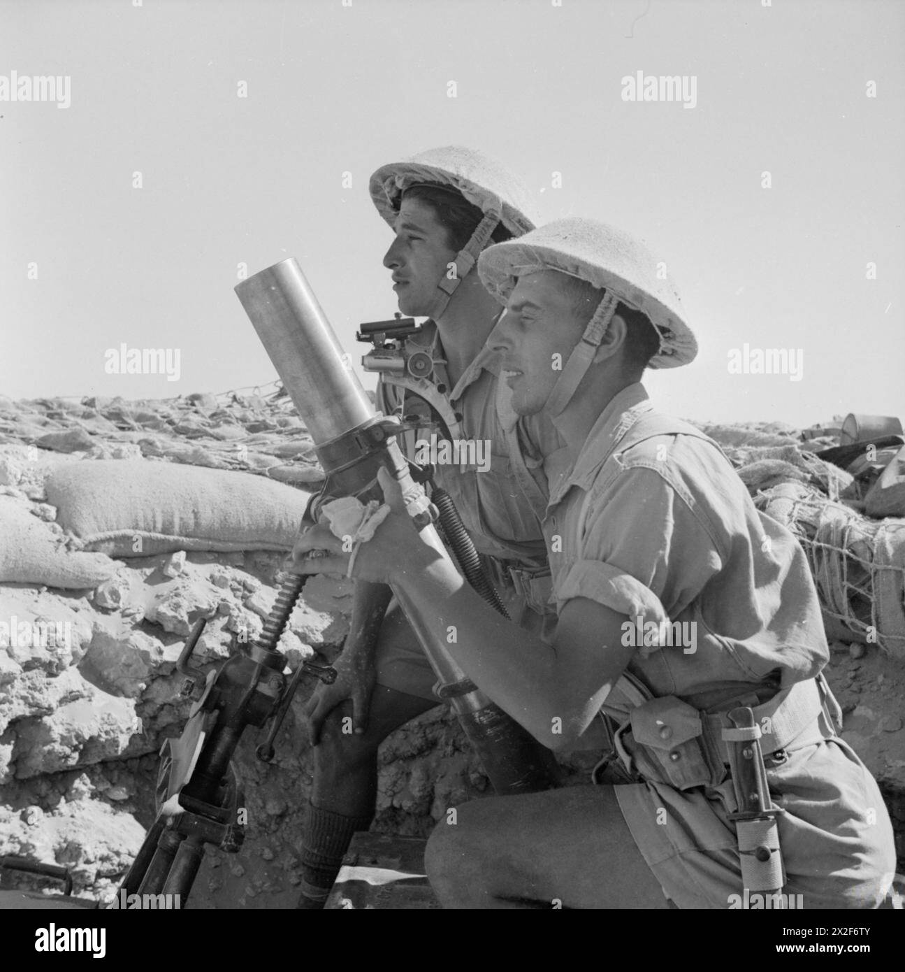 Soldaten der 1. Griechischen Brigade werden gezeigt, wie sie während des Zweiten Weltkriegs einen Mörser in der Westwüste betreiben, an Wüstenkriegen teilnehmen und Infanterieoperationen unterstützen. Stockfoto Soldaten der 1. Griechischen Brigade werden gezeigt, wie sie während des Zweiten Weltkriegs einen Mörser in der Westwüste betreiben, an Wüstenkriegen teilnehmen und Infanterieoperationen unterstützen. Stockfoto