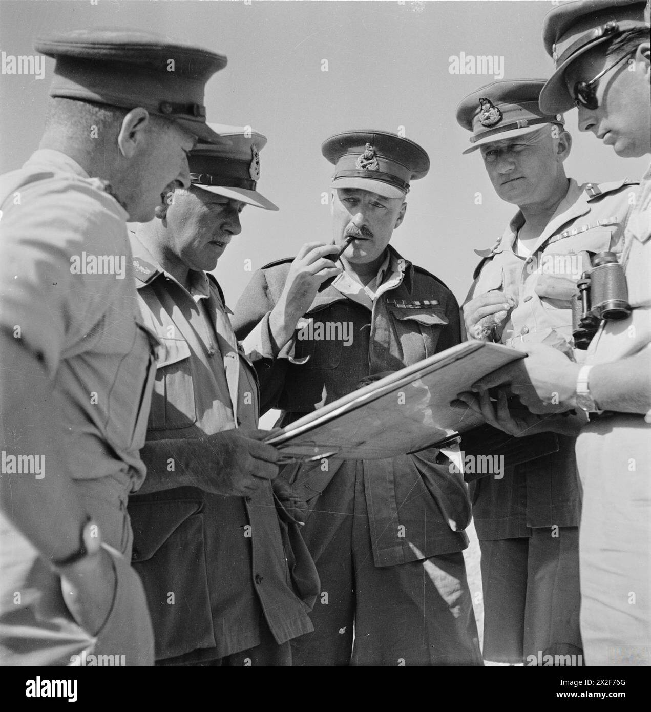 Während der Schlacht von Gazala wird General Sir Neil Ritchie, Oberbefehlshaber der 8. Armee, mit den Corps Commanders Generals Norrie und Gott dargestellt, was die britische Militärführung zwischen 1939 und 1945 veranschaulicht. Stockfoto