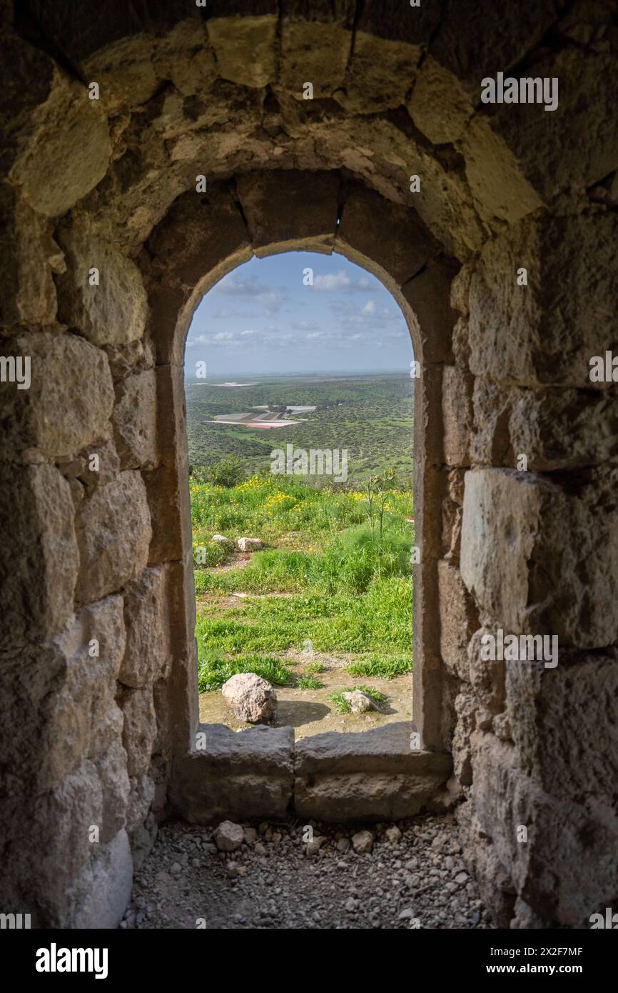 Verlassenes und vernachlässigtes Haus aus lokalem Stein, das in den Judäischen Vorbergen in Israel fotografiert wurde Stockfoto
