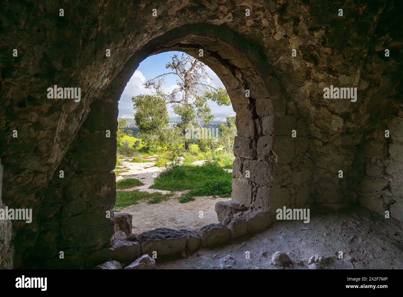 Verlassenes und vernachlässigtes Haus aus lokalem Stein, das in den Judäischen Vorbergen in Israel fotografiert wurde Stockfoto