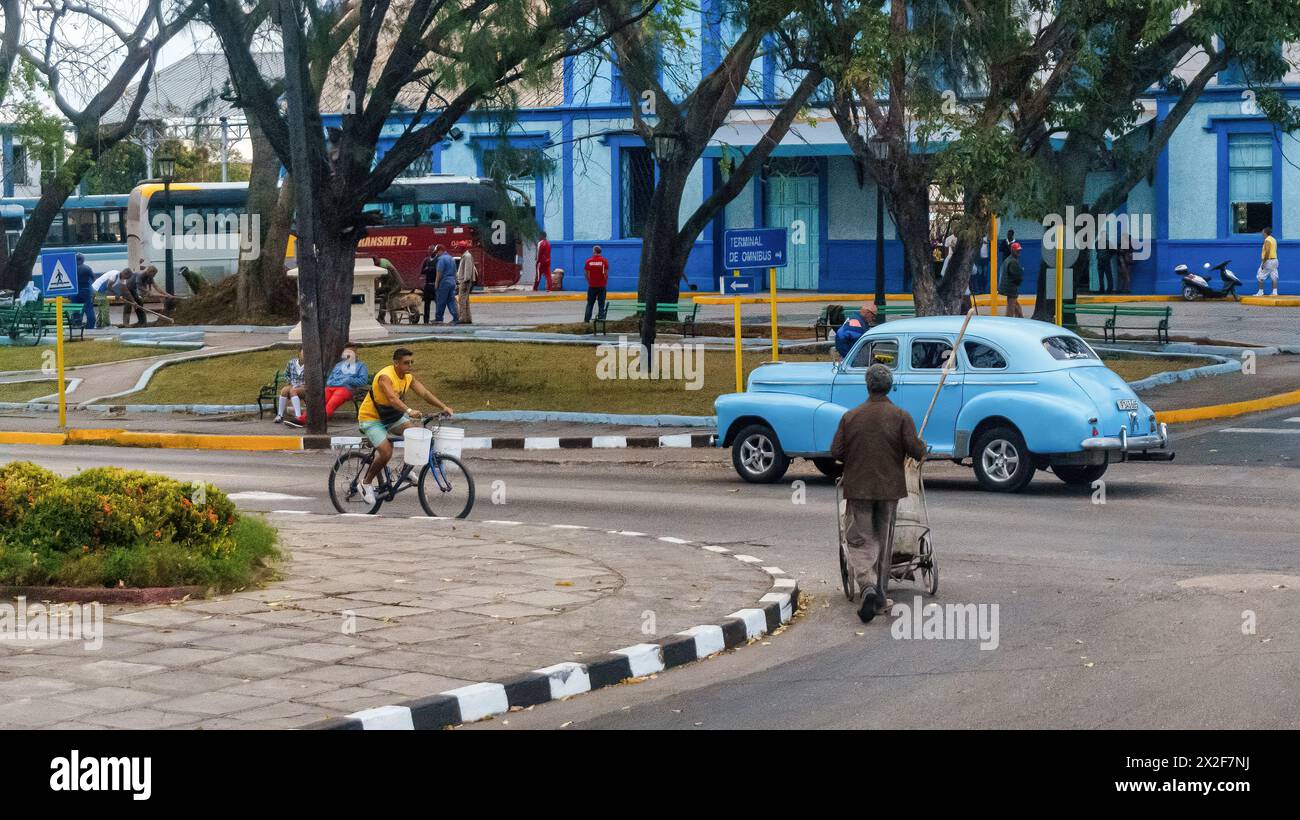 Kubanischer Mann schiebt Straßenkehrwagen, Oldtimer fahren, Matanzas, Kuba Stockfoto