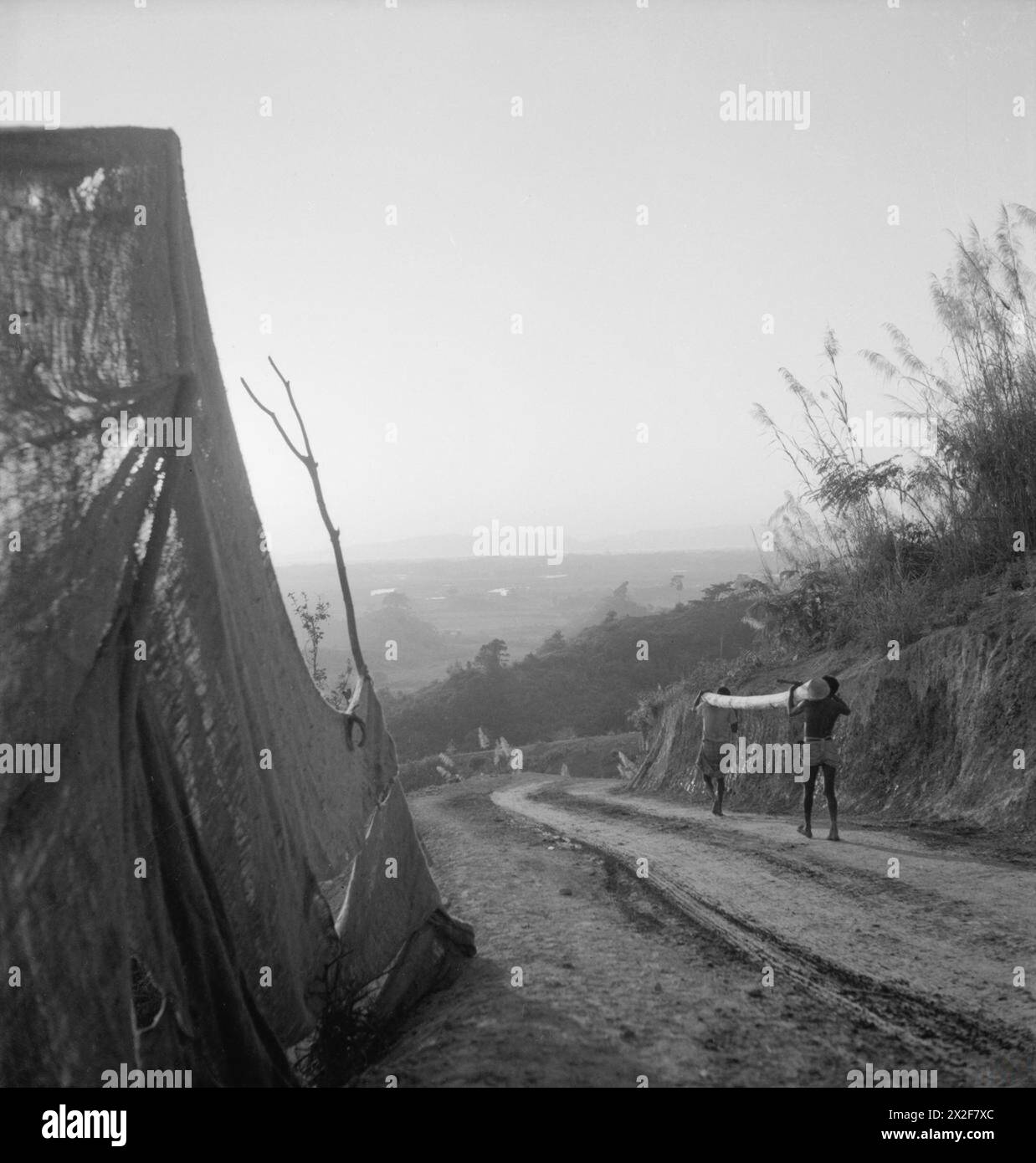 DER KRIEG IM FERNEN OSTEN: DIE BURMA-KAMPAGNE 1941-1945 – Versorgungsstraße im Bau in den Chin Hills, Arakan, Burma 1944. Beachten Sie, dass Leinwände aufgestellt sind, um Stürze aus 500 m Höhe zu verhindern Stockfoto