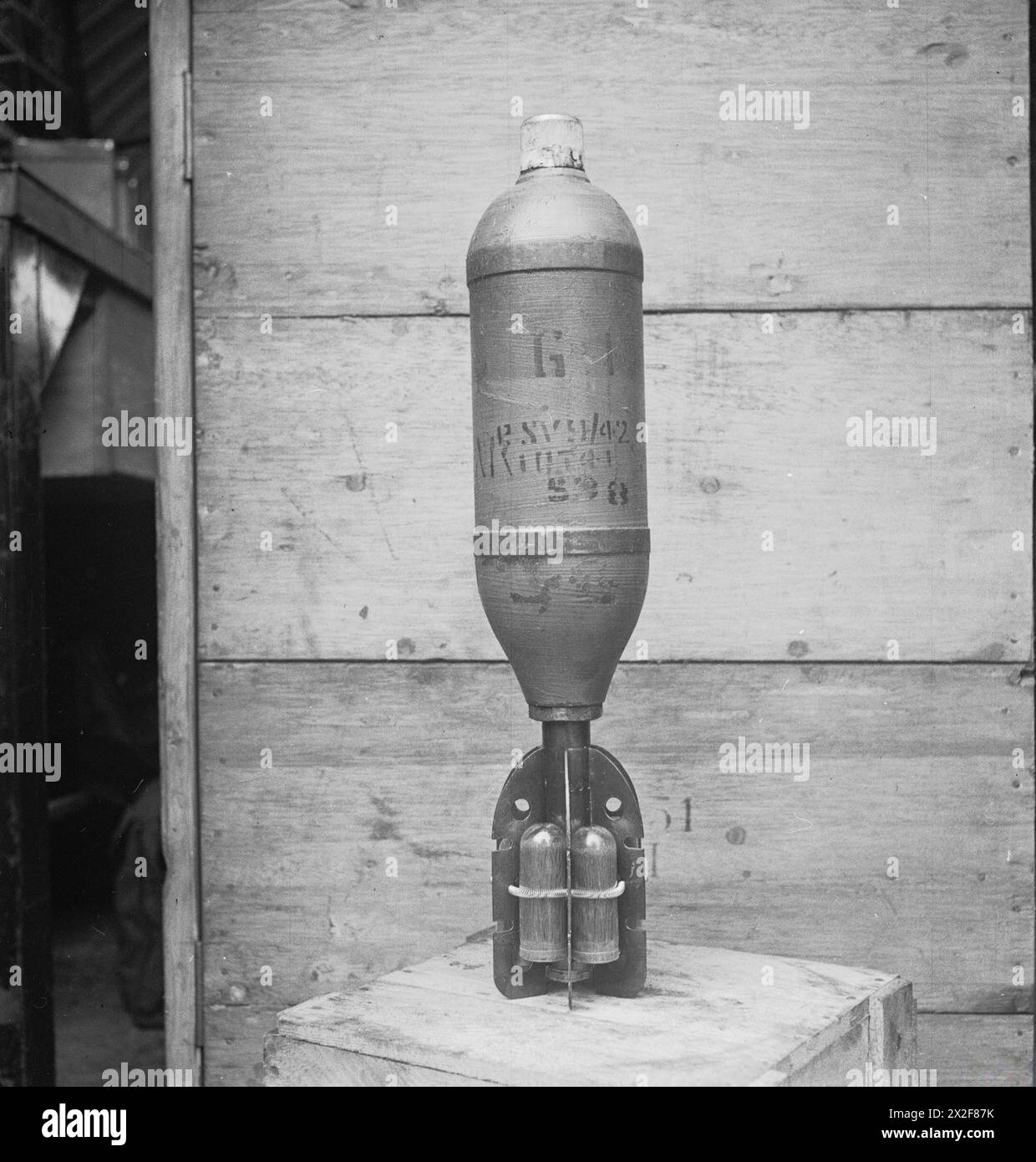 Foto mit einer 4,2-Zoll-Chemiemörtelbombe aus dem Zweiten Weltkrieg, die für die Erforschung und Ausbildung chemischer Kriegsführung verwendet wurde. Stockfoto