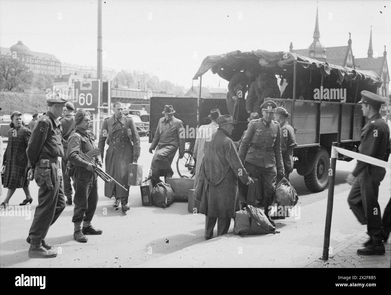 DEUTSCHLAND UNTER ALLIIERTER BESATZUNG - Nazi-Offiziere und Beamte treffen im britischen Militärquartier in Flensburg ein, nachdem Männer der A-Kompanie, des 1. Bataillons, des Cheshire-Regiments, der Sicherheitsabteilung 335 und einer Staffel belgischer SAS Mitglieder der deutschen Regierung verhaftet hatten. In einem Haus in Muivik, wenige Kilometer von Flensburg entfernt, wurden insgesamt zwölf Gefangene der Klasse 1 gefangen genommen, darunter General Jodl Jodl, Alfred Josef Ferdinand, die britische Armee, das Cheshire Regiment, das 1. Bataillon Stockfoto