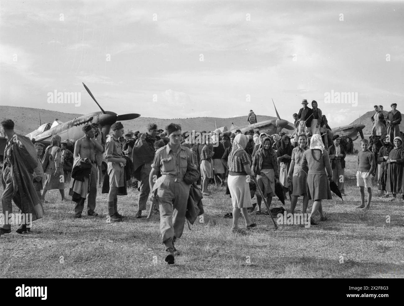 Supermarine Spitfire Mark gegen die No. 32 Squadron RAF traf am 23. September 1944 in Araxos ein und erregte die Aufmerksamkeit der Bevölkerung. Sie waren die ersten RAF-Flugzeuge, die seit 1941 auf das griechische Festland zurückkehrten und dort Kampfflugzeuge für Transportflugzeuge auf dem Flugplatz zur Verfügung stellten. Stockfoto Supermarine Spitfire Mark gegen die No. 32 Squadron RAF traf am 23. September 1944 in Araxos ein und erregte die Aufmerksamkeit der Bevölkerung. Sie waren die ersten RAF-Flugzeuge, die seit 1941 auf das griechische Festland zurückkehrten und dort Kampfflugzeuge für Transportflugzeuge auf dem Flugplatz zur Verfügung stellten. Stockfoto