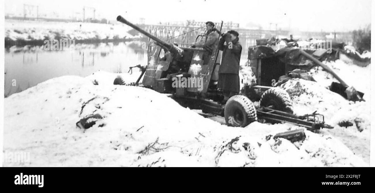 DER FELDZUG IN NORDWESTEUROPA 1944-45 - 40 mm Bofors ani-Flugzeugwaffenteam der 1. Polnischen Panzerdivision, die eine neue Brücke über den Fluss Hedel bewacht, die 5 km vom Gebiet 's-Hertogenbosch in Holland, polnische Armee im Westen, gebaut wird. 1. gepanzerte Division Stockfoto