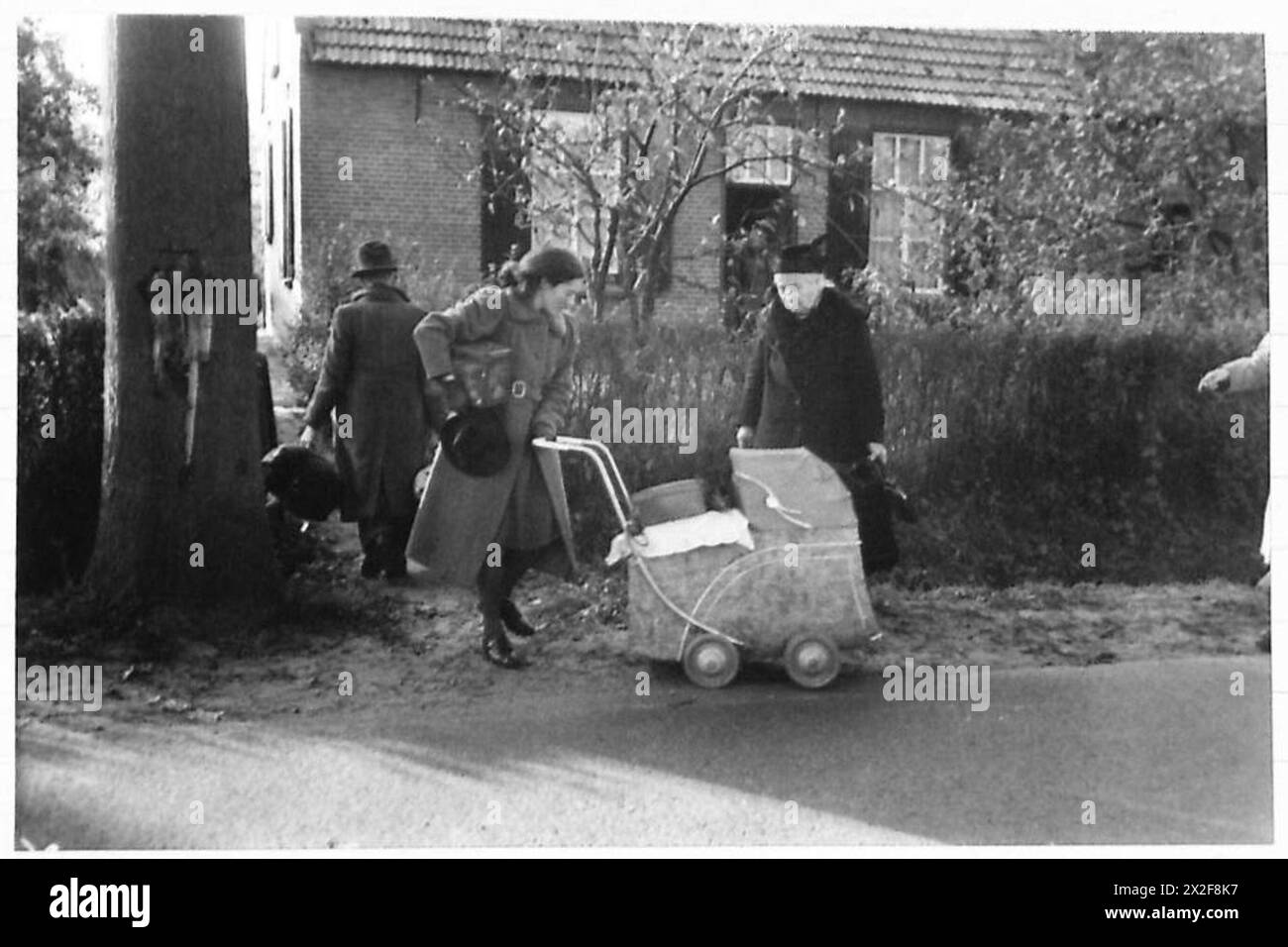Niederländische Zivilisten, die aus den Schlachtgebieten evakuiert wurden, kommen an einem neuen Ort an, unterstützt von der britischen Armee, 21. Armeegruppe. Stockfoto
