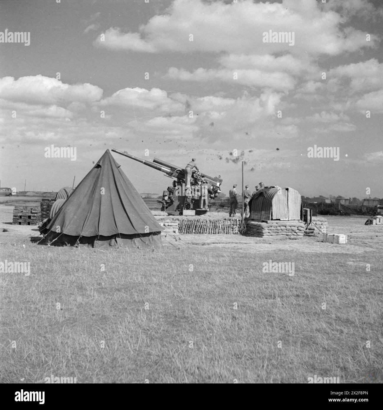 Eine 3,7-Zoll-Flugabwehrbatterie in der Nähe von London am 29. August 1944 während des Zweiten Weltkriegs Stockfoto