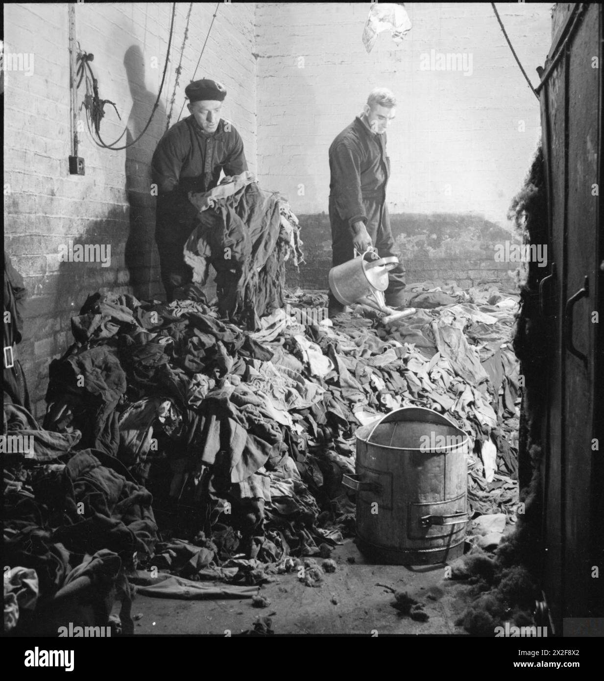 ALTE LAPPEN IN NEUES TUCH: BERGUNG IN GROSSBRITANNIEN, APRIL 1942 - zwei Arbeiter bereiten gereinigte und kohlensäurehaltige Lappen für das Zerkleinern vor, bevor sie in die „schäbige“ Mühle überführt werden Stockfoto