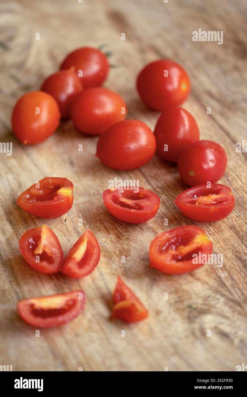 Reife Bio-Tomaten, in Keile geschnitten Stockfoto