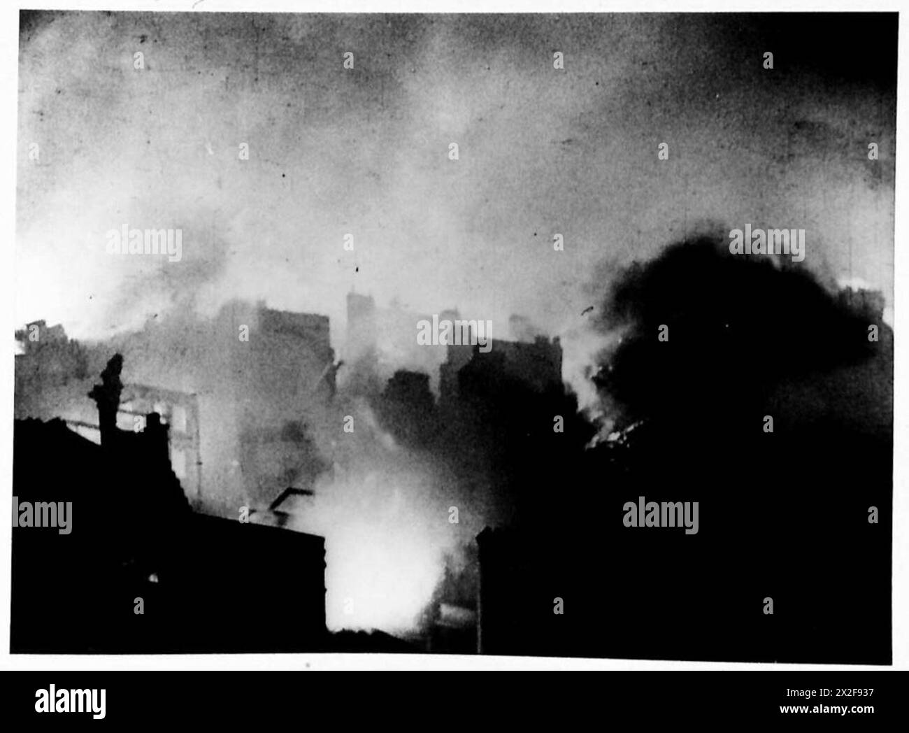 Filmstills der britischen Armee von Captain Tennyson D’Eyncourt dokumentieren den Londoner Blitz und zeigen Zerstörungen, Feuer und Kriegsbedingungen in der Stadt. Stockfoto