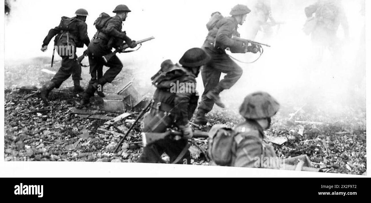 Kommandos führen eine Strandangriffsübung durch, wobei sie unter Rauchschutz vorrücken, nachdem sie im Rahmen des Trainings der British Army von Bord gegangen sind. Stockfoto