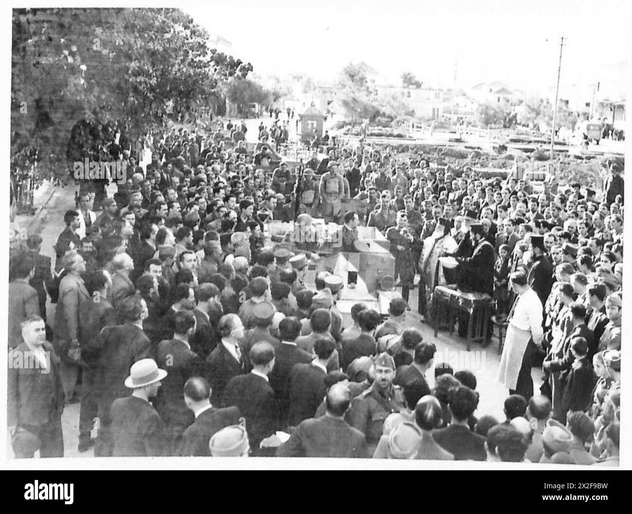 Der Bischof von Canea segnet Bren Träger und leichte Panzer, während die Truppen der britischen Armee den Bischofssegen erhalten, während sie durch eine griechische Stadt ziehen. Stockfoto Der Bischof von Canea segnet Bren Träger und leichte Panzer, während die Truppen der britischen Armee den Bischofssegen erhalten, während sie durch eine griechische Stadt ziehen. Stockfoto
