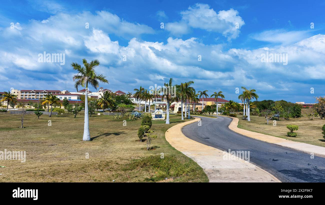 Asphalteinfahrt zu einem Hotelresort in Varadero, Kuba Stockfoto