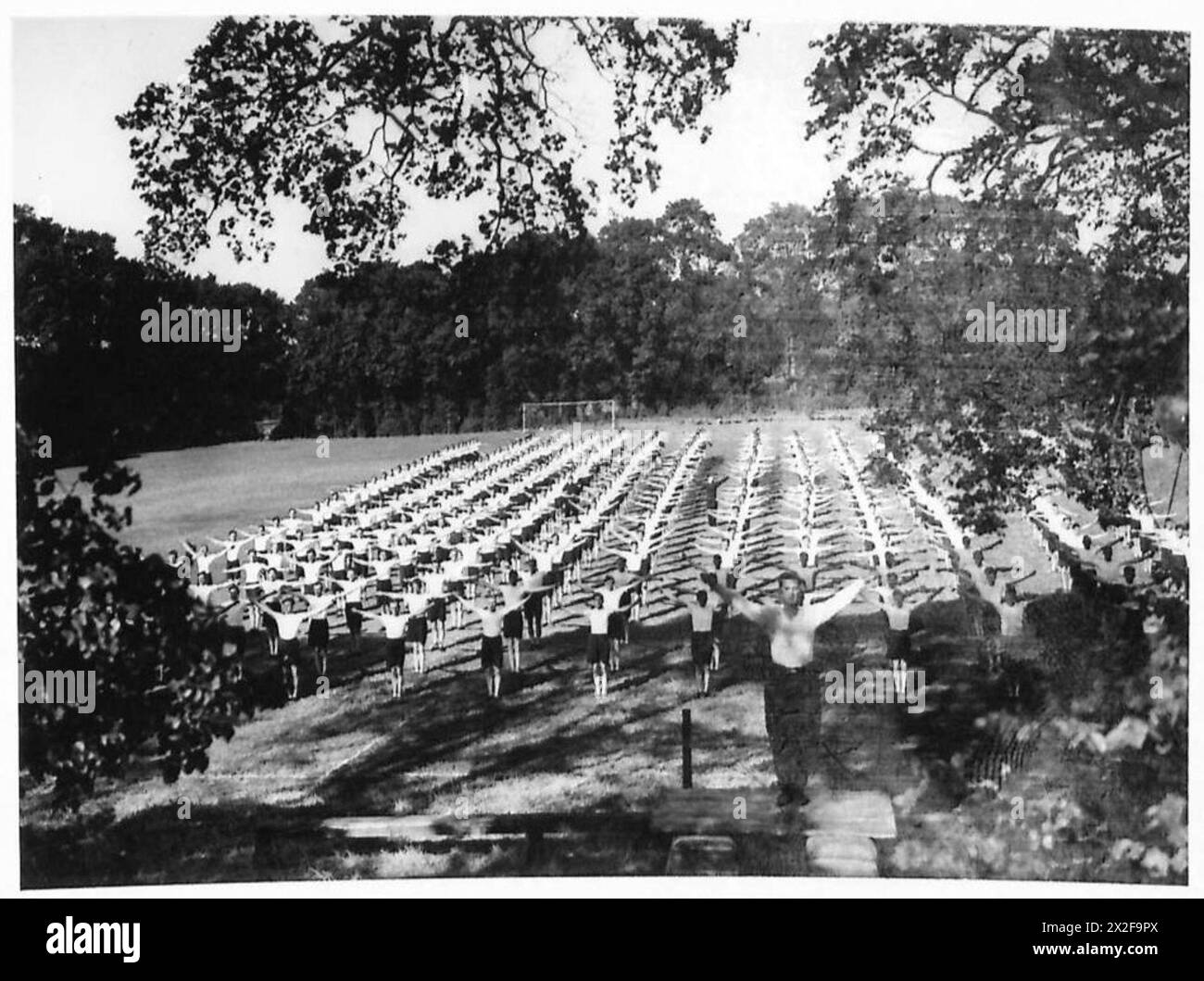 Rekruten der britischen Armee führen im Freien in einer landschaftlich reizvollen Umgebung körperliche Übungen durch, um Fitness und Bereitschaft zu erhalten. Stockfoto