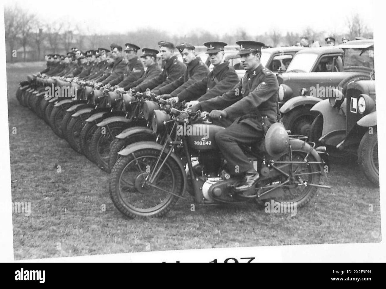Die Schützen des Corps of Signals sind in Colchester auf einer Parade aufgestellt, um Disziplin und Formation der British Army zu demonstrieren. Stockfoto