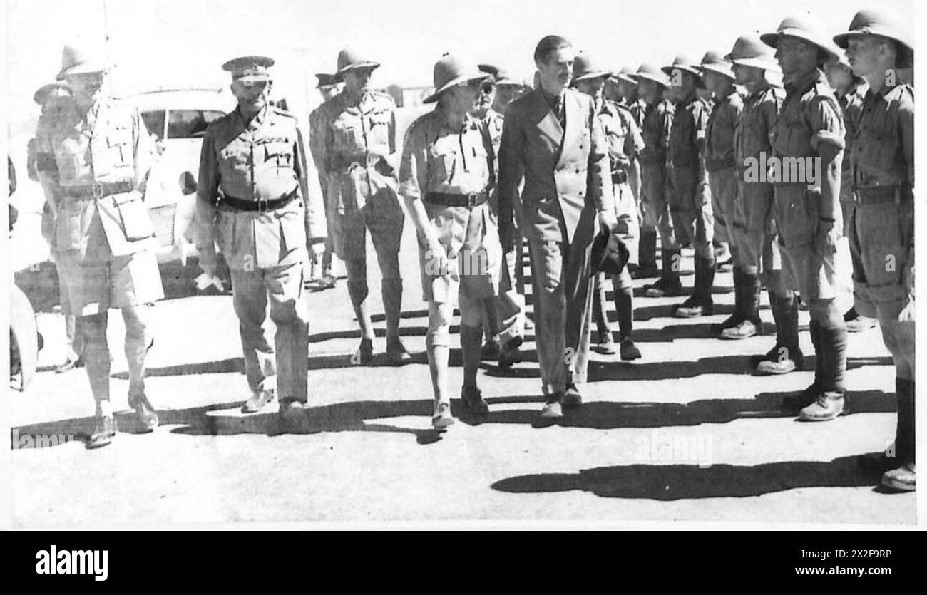S. von S. Anthony Eden inspiziert während seines Besuchs in Palästina eine Einheit der britischen Armee in der Wüste und beobachtet die militärische Bereitschaft und Operationen. Stockfoto