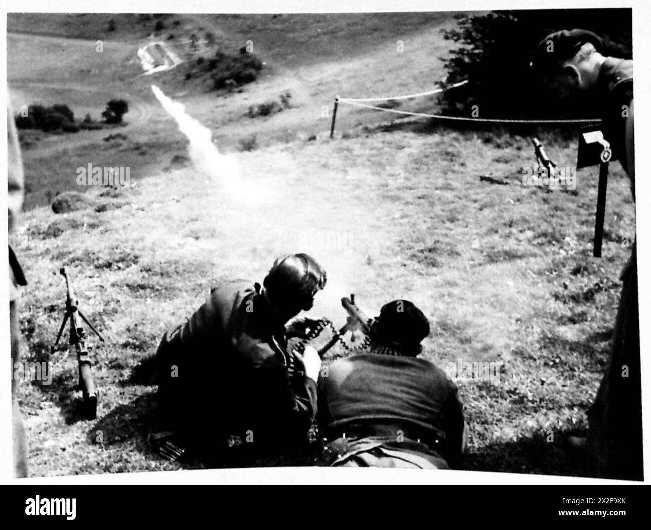 Ein deutsches Maschinengewehr wird dem britischen Armeepersonal demonstriert, das Waffen und taktische Techniken veranschaulicht. Stockfoto