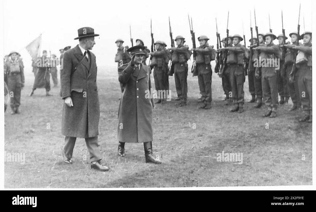 Mr. Dalton vom Wirtschaftsministerium inspiziert die tschechischen Truppen bei ihrer Ankunft, die britische Armee. Stockfoto