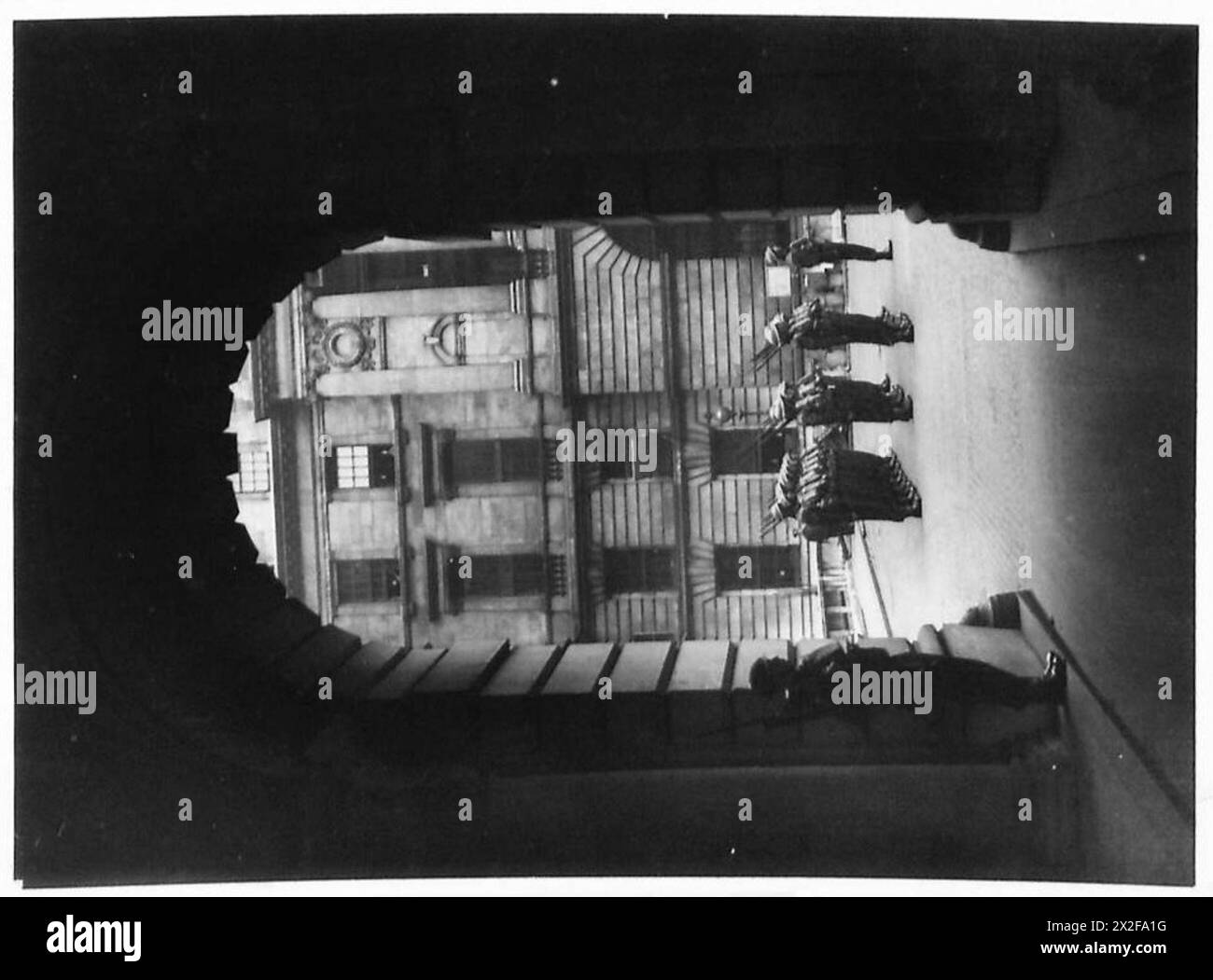 Wachen sind im Kriegsbüro Quadrangle als Teil der Sicherheitsaufgaben und zeremoniellen Aufgaben der britischen Armee positioniert. Stockfoto