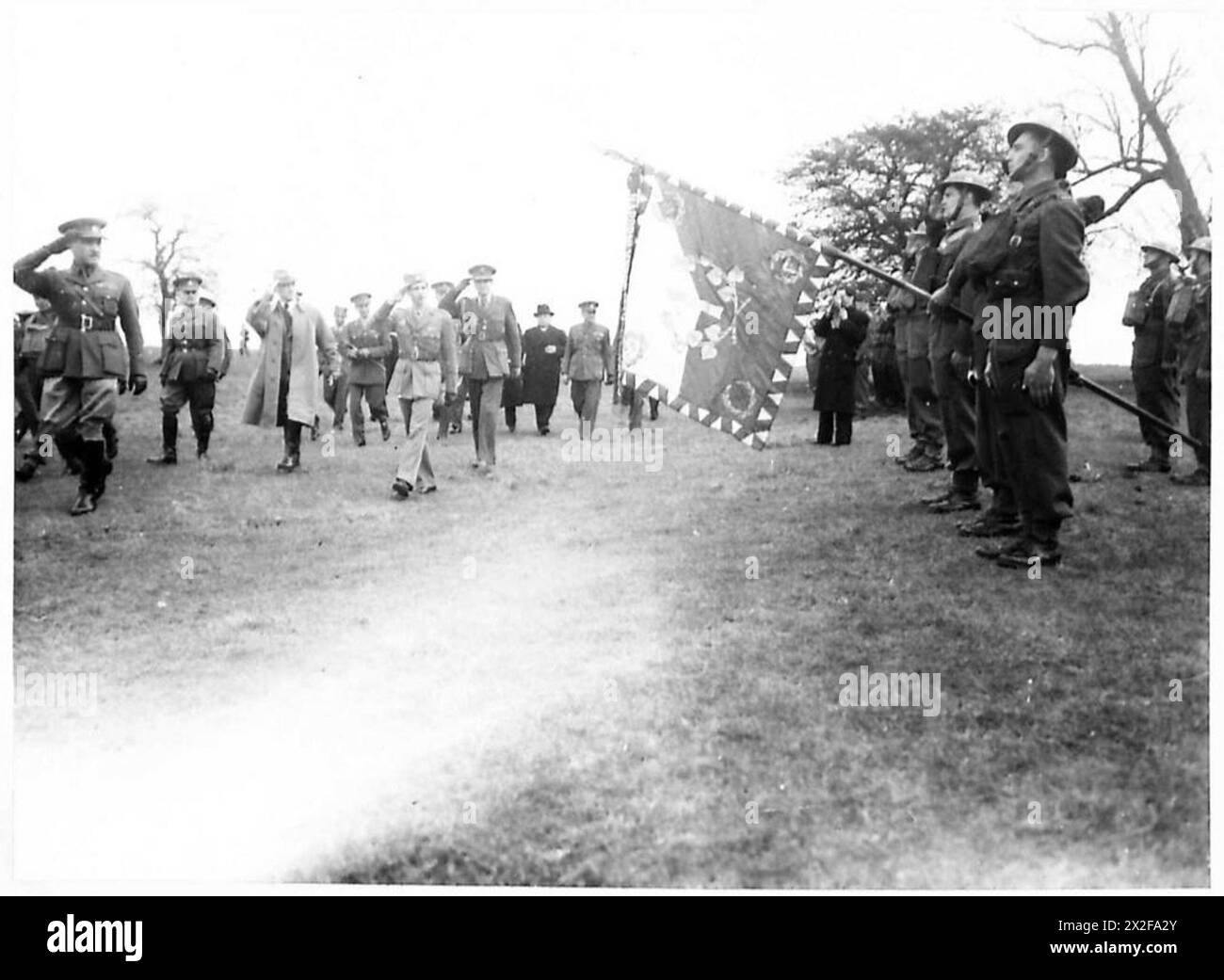 König Peter von Jugoslawien grüßt die Flagge bei der Inspektion der tschechoslowakischen Armee während eines offiziellen britischen Heeresereignisses in Großbritannien. Stockfoto