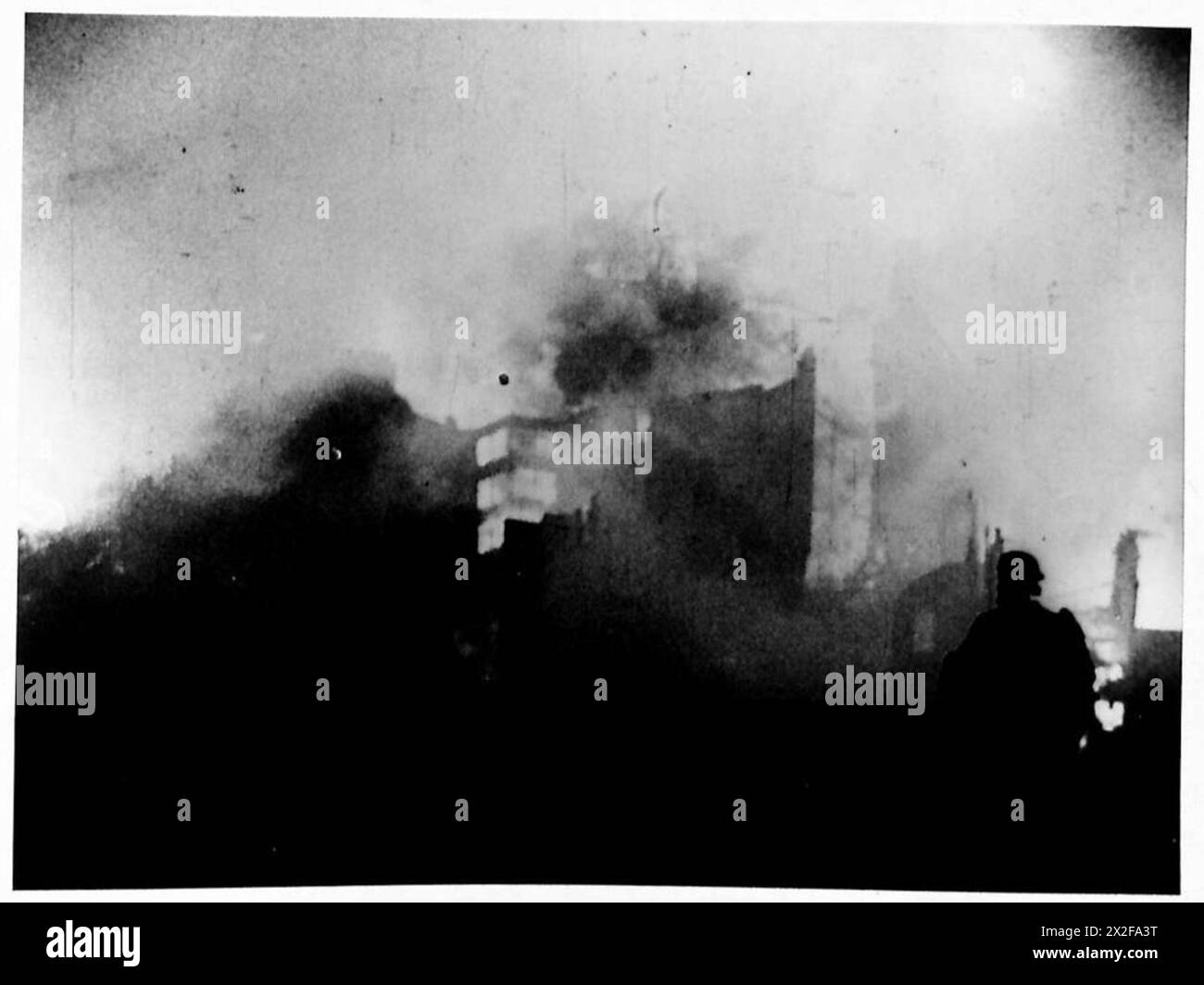 Fotos aus einem Film des Kriegsministeriums von Captain Tennyson D’Eyncourt dokumentieren den Londoner Blitz, der Zerstörung und militärische Reaktion zeigt. Stockfoto