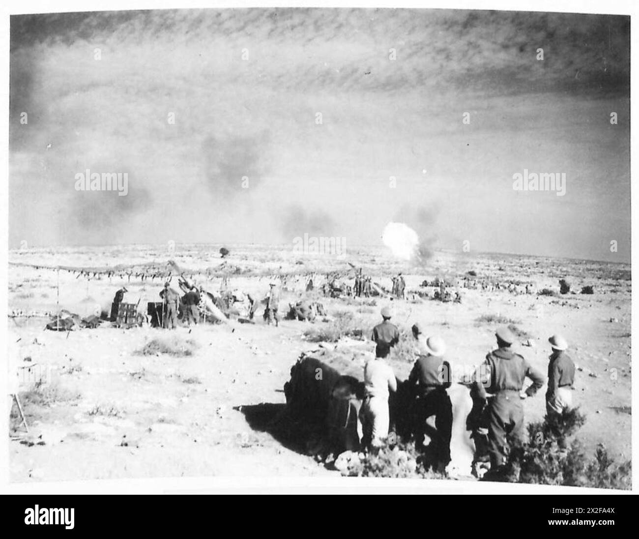 Artilleriegeschütze bombardieren Verteidigungspositionen außerhalb von Derna während der Kämpfe in der Westwüste. Stockfoto