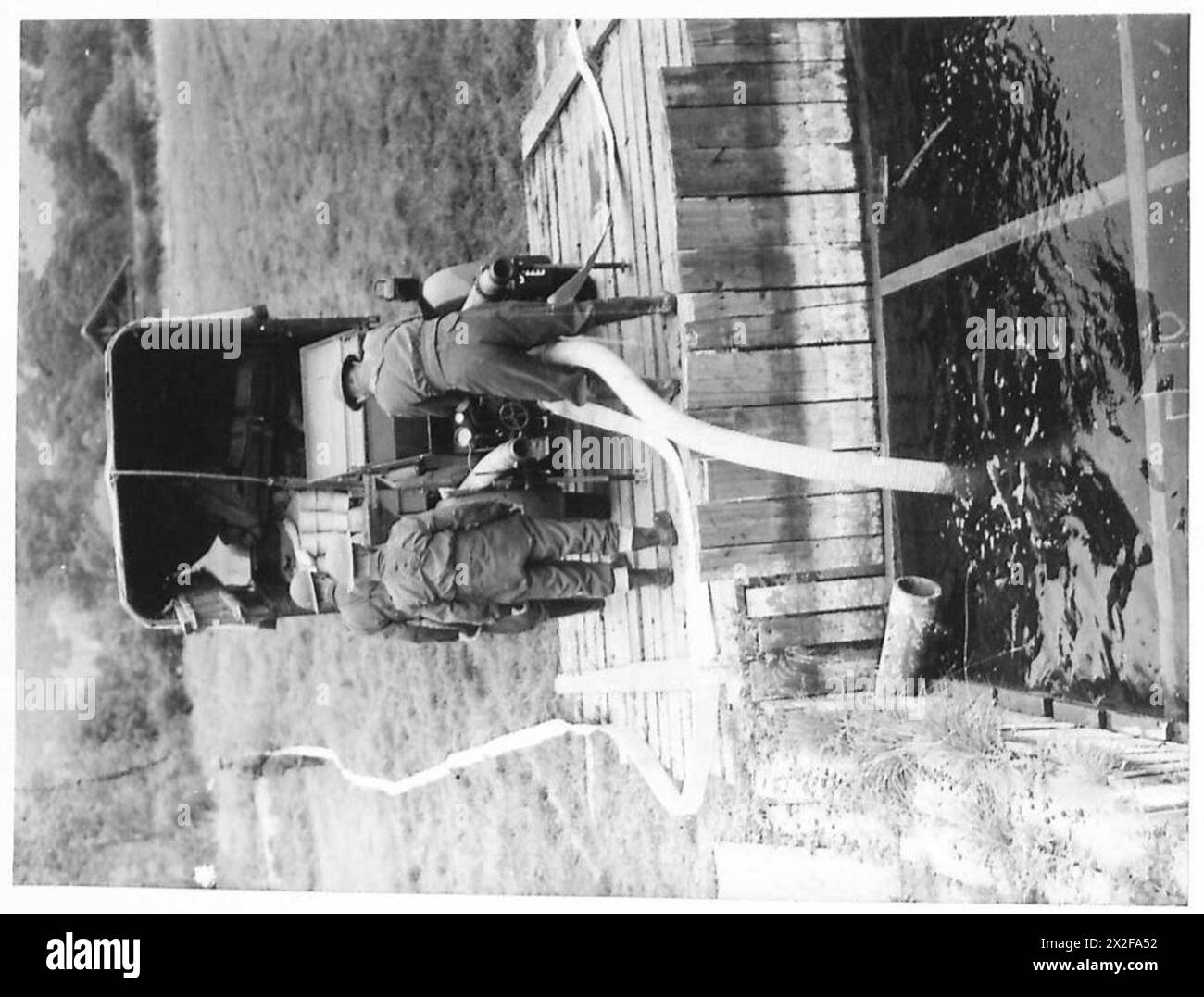 Britische Armee-Truppen führen Pumpbohrübungen mit einer statischen Wasserversorgung bei Buckland Tile Works bei Reigate durch, um sich auf die Brandbekämpfung in bombengeschädigten Gebieten vorzubereiten. Stockfoto