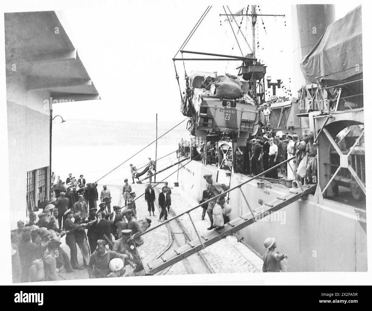 BRITISCHE TRUPPEN AUF DEM WEG UND ANKUNFT AUF KRETA - Truppen und M.T. werden vom Kriegsschiff British Army verlassen Stockfoto