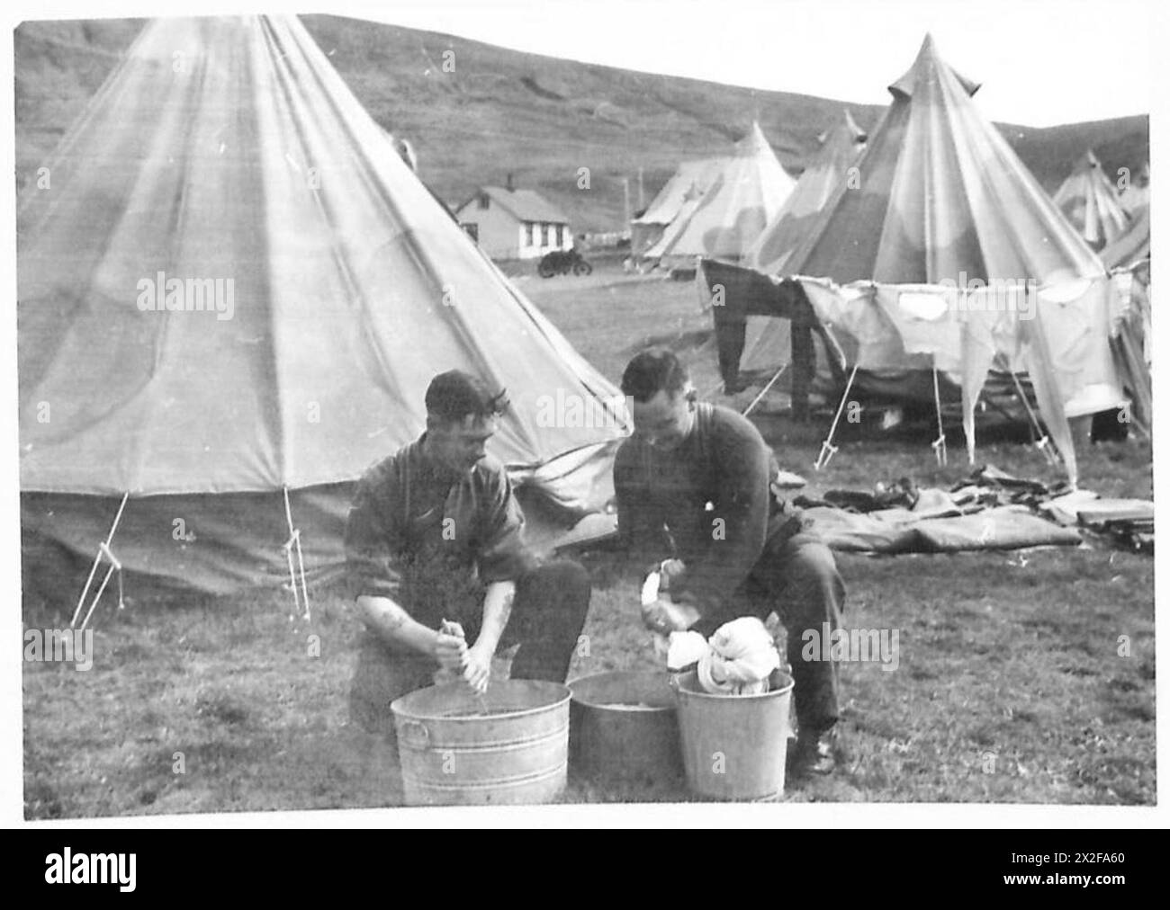 Britische und kanadische Truppen in Island führten Waschen und Hygiene-Routinen als Teil des täglichen Lebens und der Feldwartung durch. Stockfoto