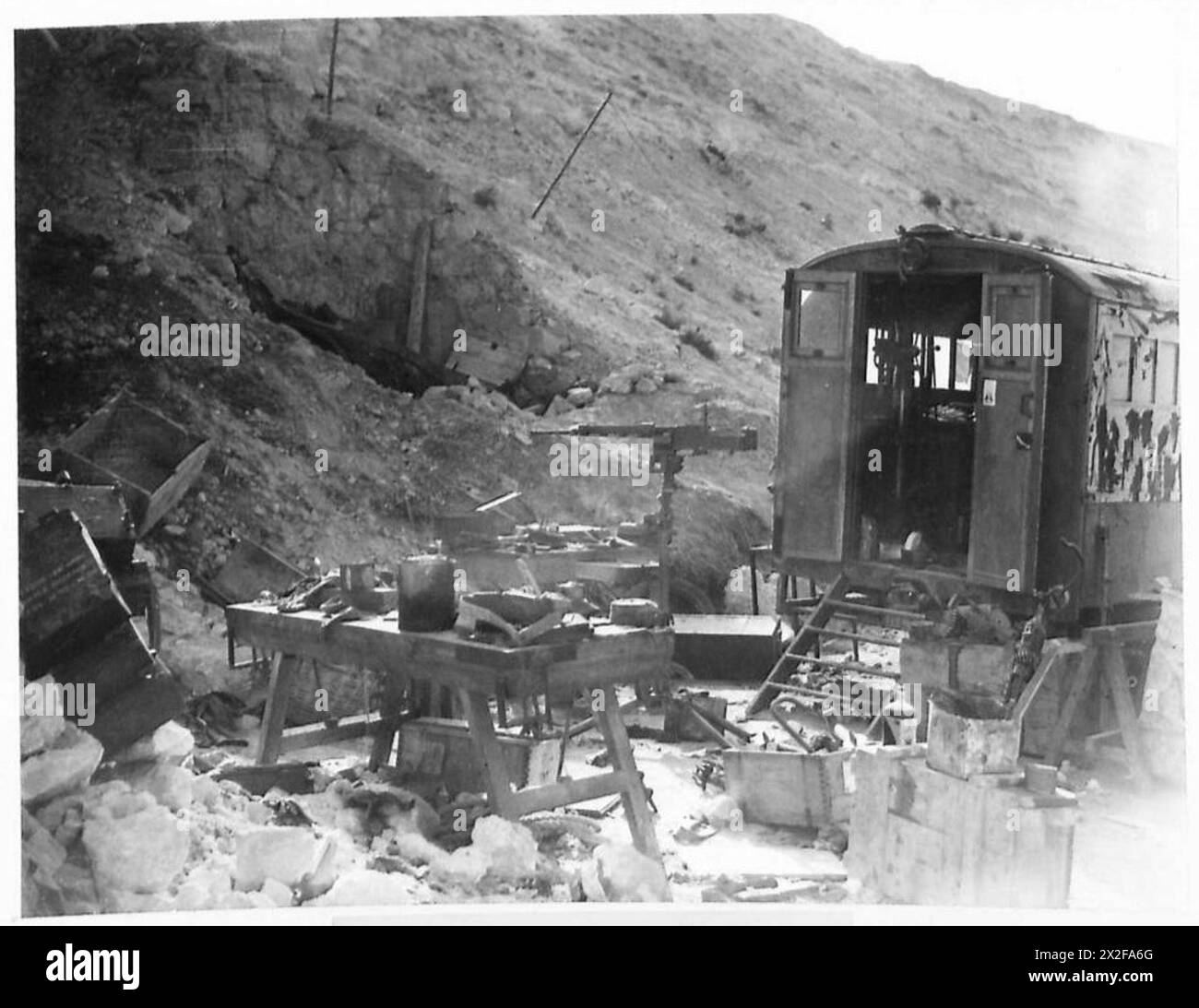 Eine italienische Werkstatt in Bardia, die in Eile aufgegeben wurde, zeigt den Arbeitsbereich und die Werkzeuge, die Mechaniker bei Operationen der britischen Armee an einer leichten automatischen Waffe arbeiten. Stockfoto