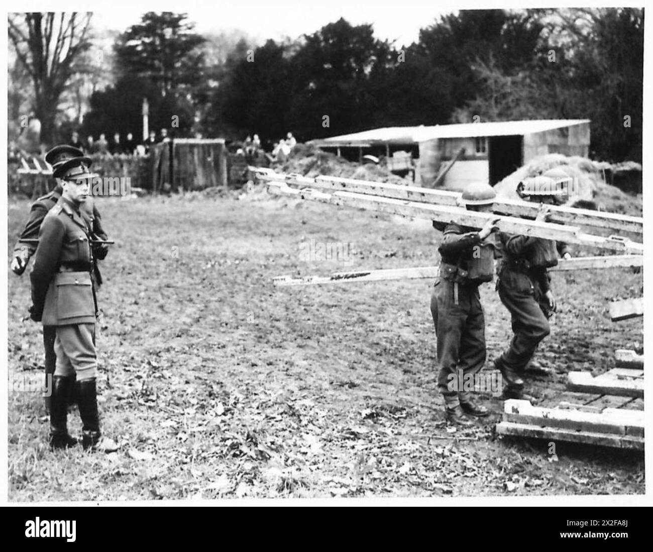 Der König beobachtet die Royal Engineers der British Army beim Bau einer Brücke während einer Inspektion im Southern Command. Stockfoto
