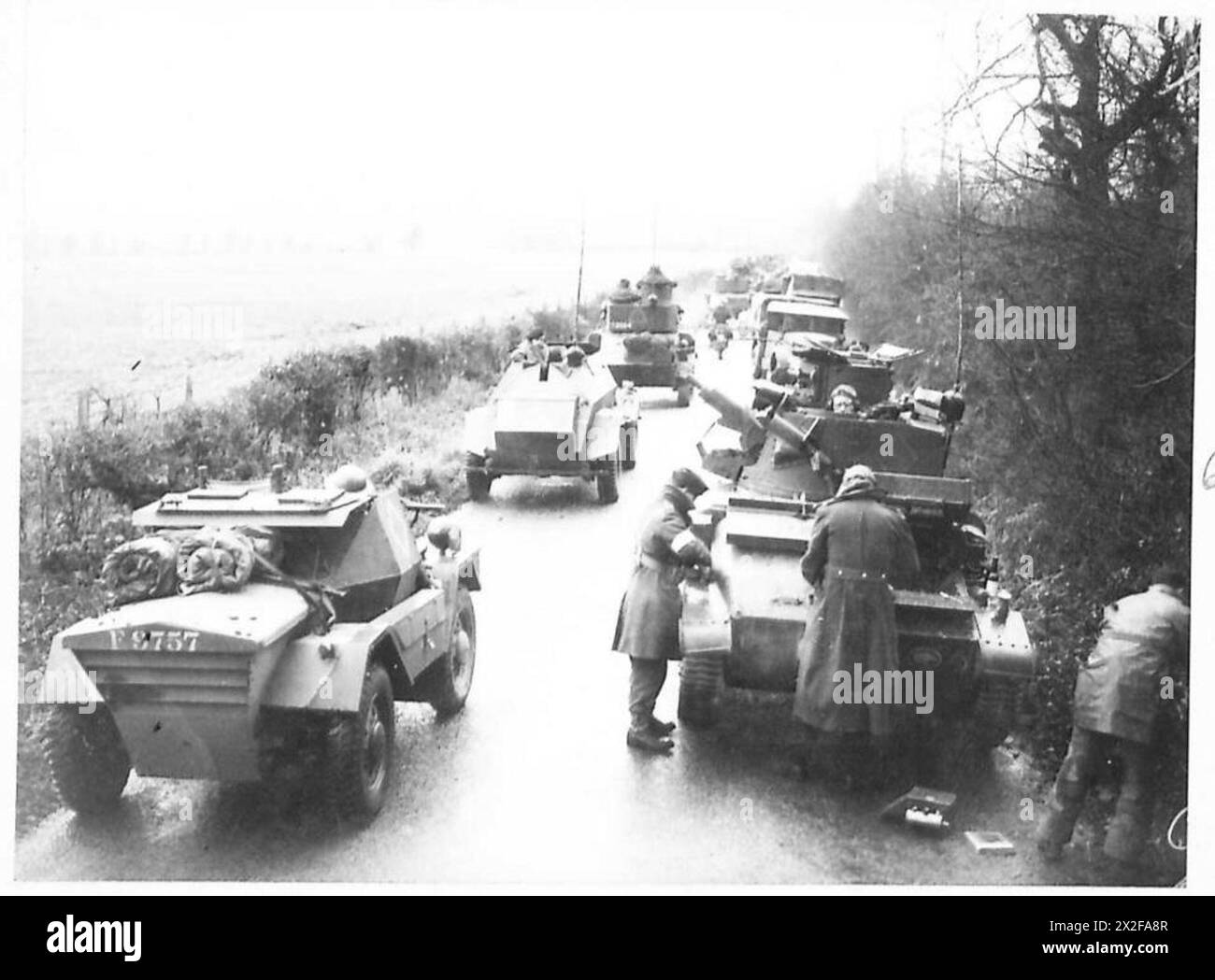 Bei Großeinsätzen in England werden Panzer und Pfadfinderautos der britischen Armee unter Deckung positioniert, was den Einsatz von gepanzerten Fahrzeugen, die Aufklärung und die Kampfbereitschaft demonstriert. Stockfoto