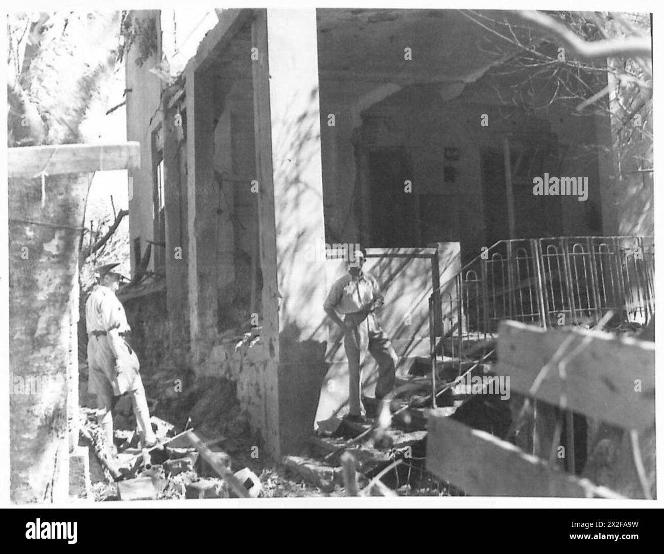 Die Bombenangriffe in Tel Aviv verursachten Schäden an Privateigentum, die von der britischen Armee während militärischer Operationen dokumentiert wurden. Stockfoto