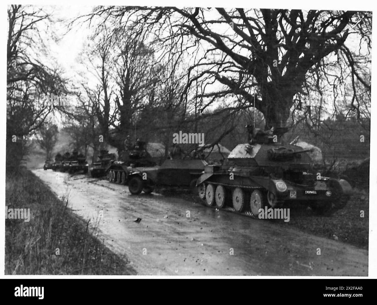 Panzer der britischen Armee sind am Wegesrand in England stationiert und warten auf Befehle bei großen Militäroperationen. Stockfoto