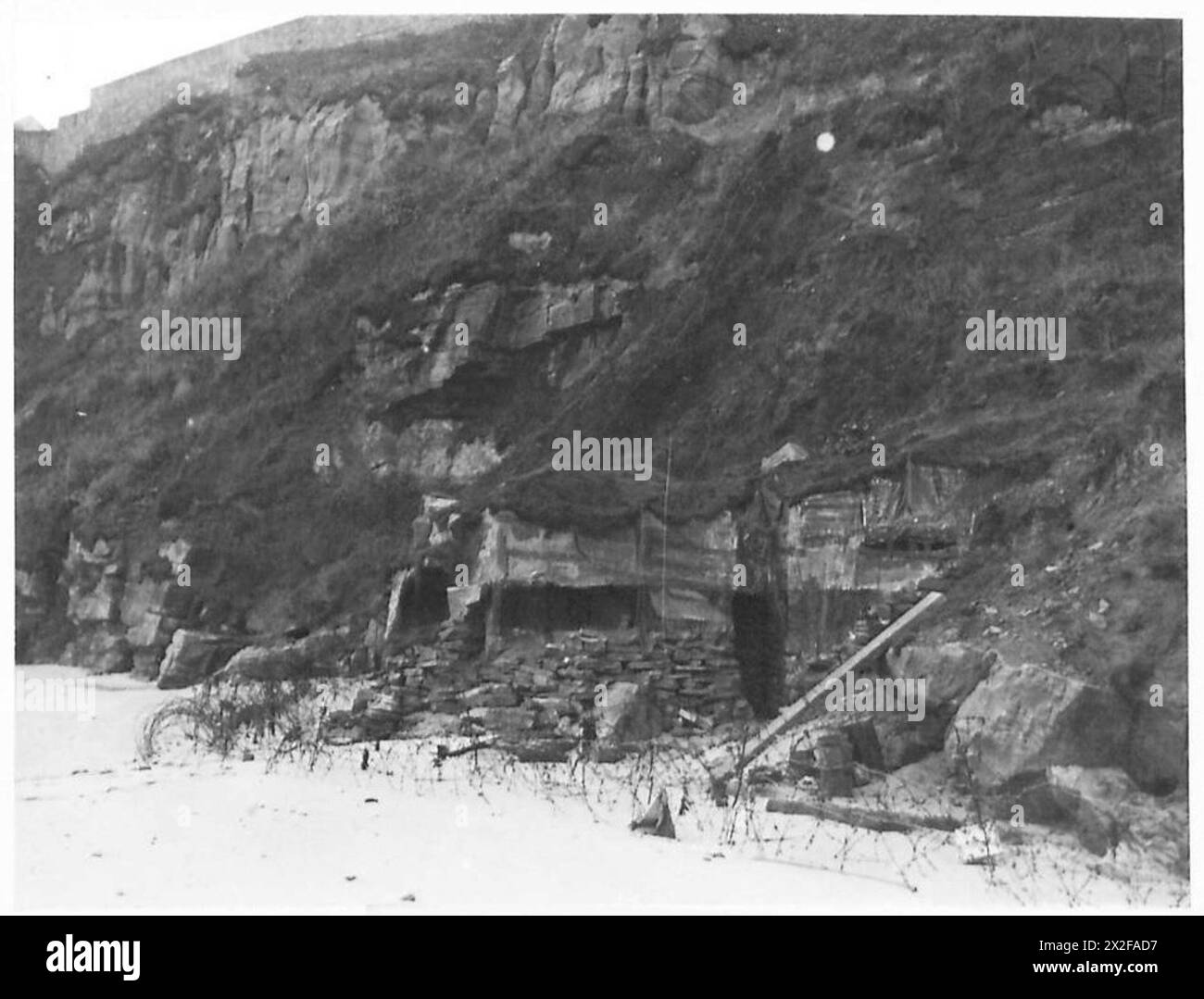 Ein Felsenpillenkasten an der Short Sands Bay, Tynemouth, ist getarnt, um seine Verteidigungsposition zu verbergen. Stockfoto