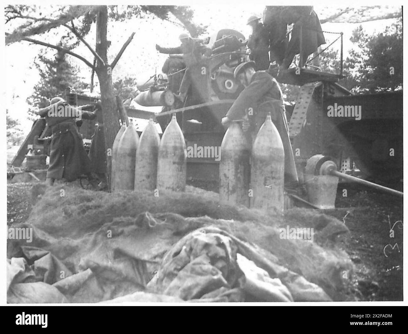 Im Rahmen der Artillerieoperationen der Britischen Armee wird eine Granate auf die Laderiege gehoben. Stockfoto