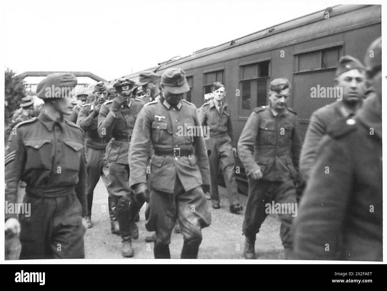 Deutsche Kriegsgefangene, einschließlich Offiziere, kommen an und werden von der britischen Armee bearbeitet. Stockfoto