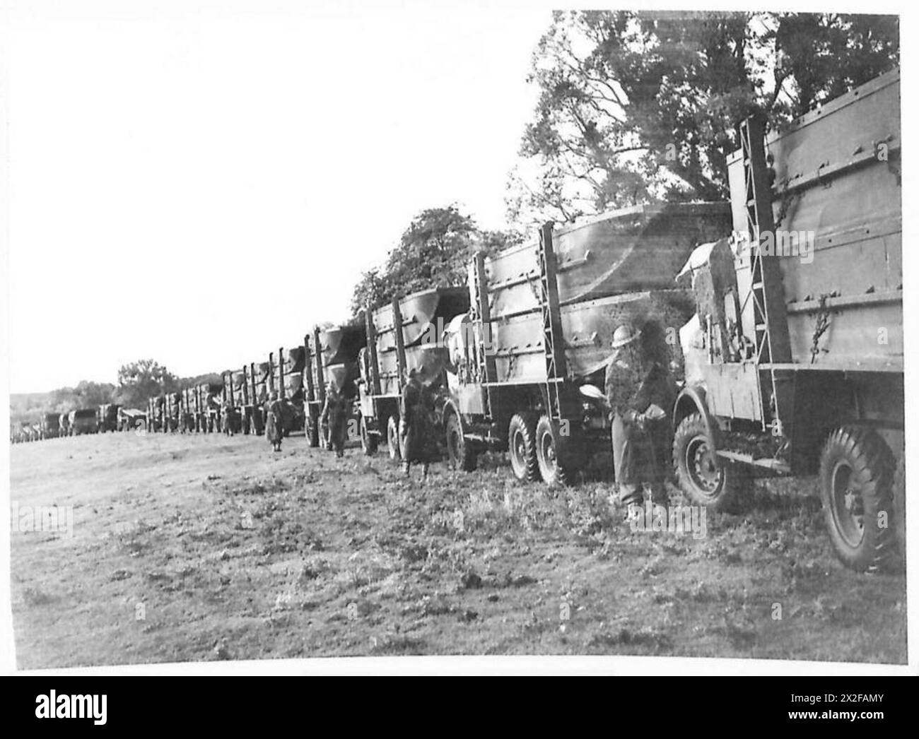 Ein Foto zeigt Ingenieure der britischen Armee, die Pontons auf Lastwagen transportieren, und veranschaulicht den Bau und den Einsatz temporärer Militärbrücken während des Zweiten Weltkriegs Stockfoto